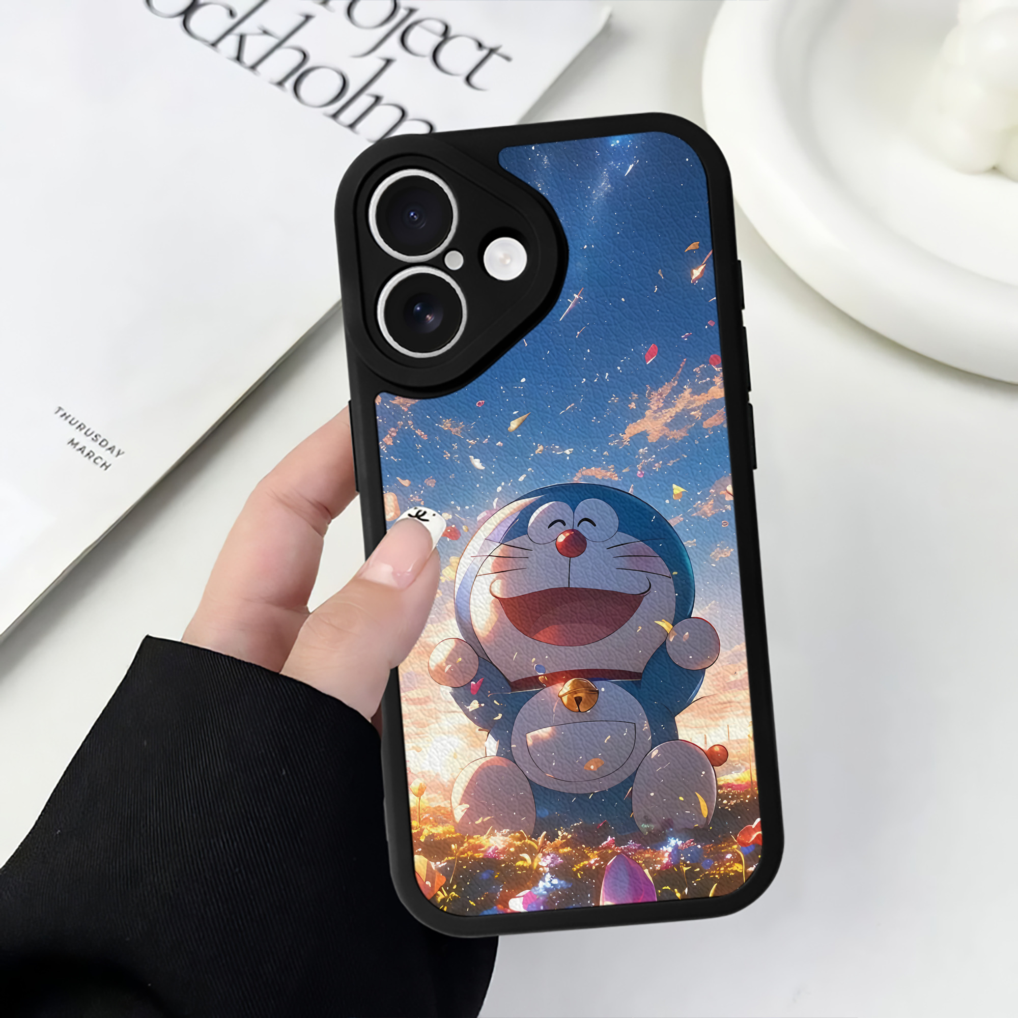 （画像用） ドラえもん Doraemon 【iPhone 16シリーズ対応】シリコンスマホケース（レザー調） 材質：シリコン
